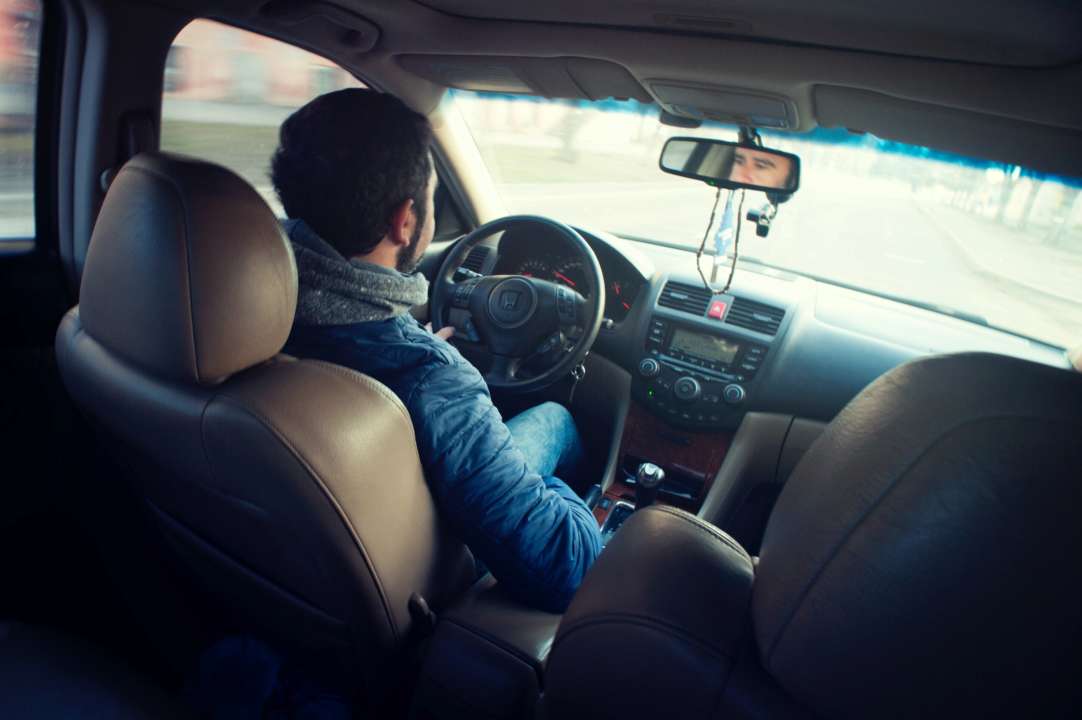 Перед тем, как завести двигатель, постучите по капоту/Фото: pexels Перед началом движения проверяйте капот: патрульные обнаружили неожиданную находку в автомобиле