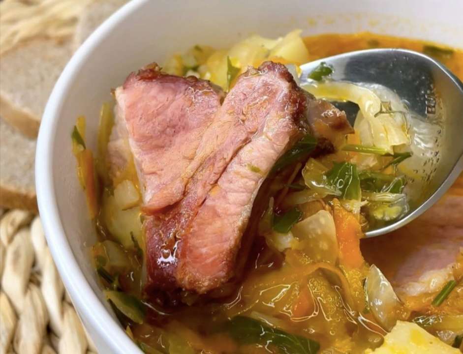 Блогерка опублікувала покроковий рецепт капусняка з копченими ребрами / Фото: instagram/vistovska_cooking Блогерка опублікувала покроковий рецепт капусняка з копченими ребрами / Фото: instagram/vistovska_cooking