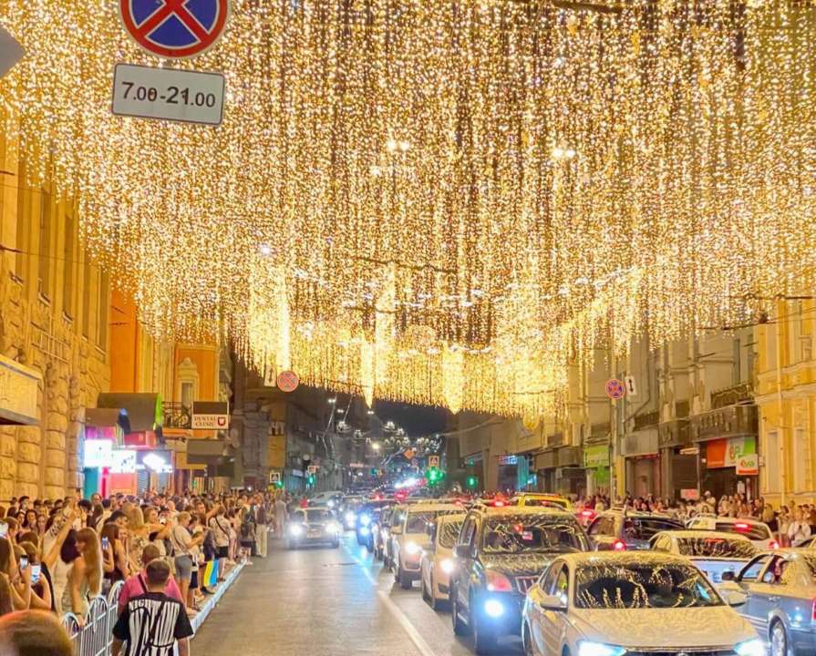 Харків сяяв незламним світлом