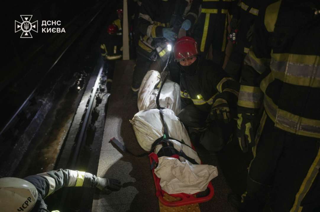 У Києві закрили на вхід три станції метро: пасажир потрапив під поїзд/Фото: ДСНС