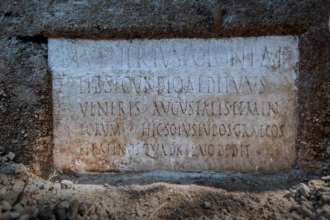 Фото: Pompeii - Parco Archeologico (Facebook) В Помпеях археологи раскопали древнюю гробницу с полумумифицированным телом. Фото