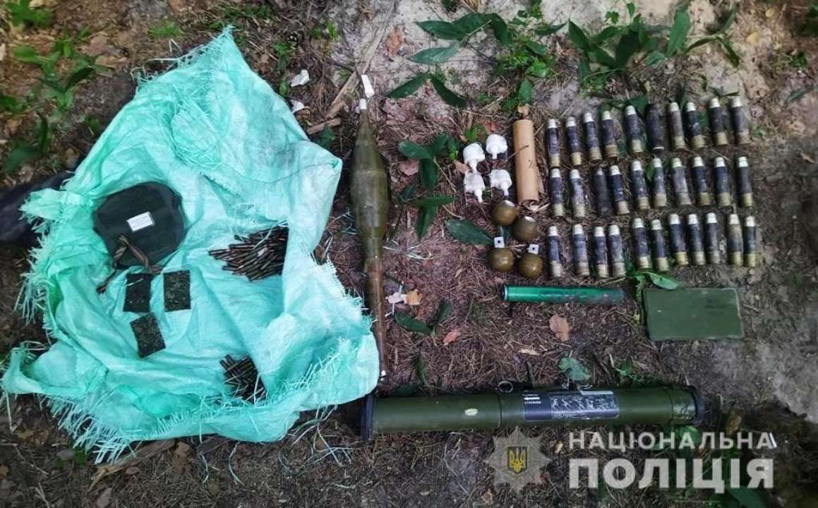На Київщині знайшли зброю, кинуту окупантами/Фото: Нацполіція Снаряди
