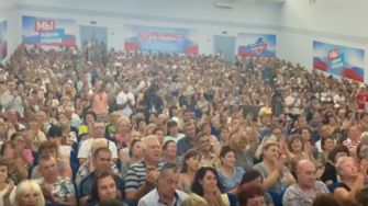 Окупанти завезли у Мелітополь масовку для підтримки так званого "референдуму"/Скриншот з відео Форум колаборантів про на підтримку окупаційної влади