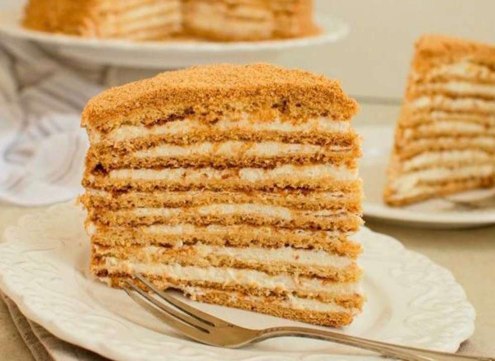Рецепт нежного торта "Винни-Пух"/Фото: Pinterest Торт "Винни-Пух": как приготовить нежный десерт со сметанным кремом