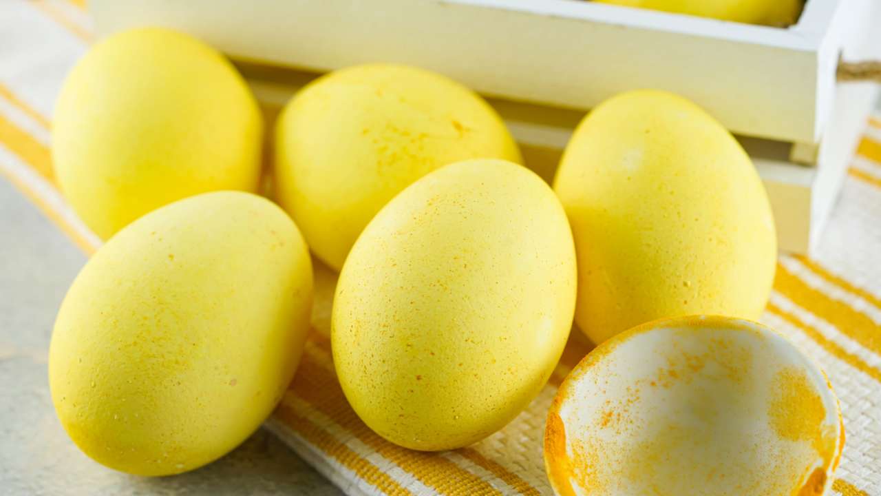 Як пофарбувати яйця в жовтий колір куркумою / Фото: getgreenbewell.com Як пофарбувати яйця в жовтий колір куркумою / Фото: getgreenbewell.com