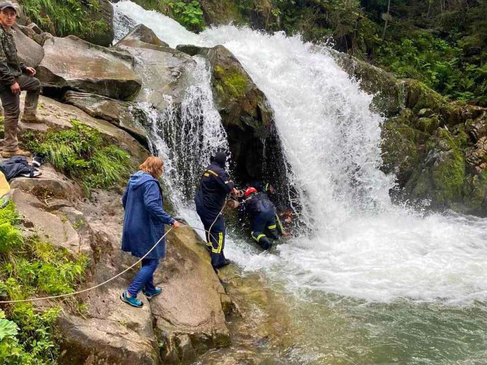 Во Львовской области во время экскурсии на водопаде умер школьник