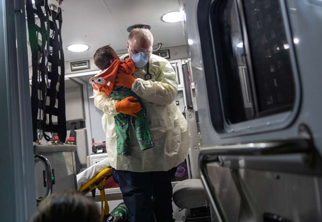 Полиомиелит в Украине распространяется: зафиксировано 17 случаев в двух регионах/Фото: John Moore/Getty Images В Украине зафиксировано 17 случаев полиомиелита: в ВОЗ призывают вакцинировать детей