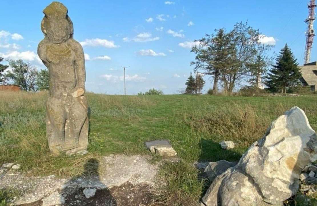 Оккупанты уничтожили древние сакральные статуи половецких баб возле Изюма