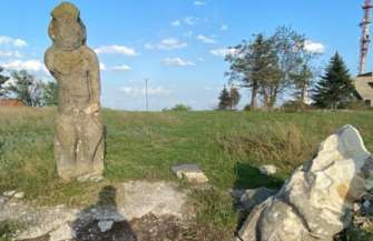 Рашисти знищили статуї половецьких баб на Харківщині/Фото: Дмитро Лубінець/Тelegram Окупанти знищили давні сакральні статуї половецьких баб біля Ізюму