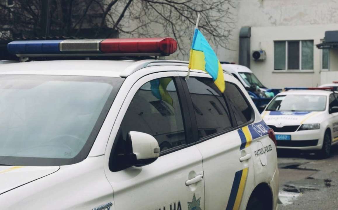 У Чернівцях підозрюваний у розбещенні неповнолітніх розпочав стрілянину/Фото: Патрульна поліція