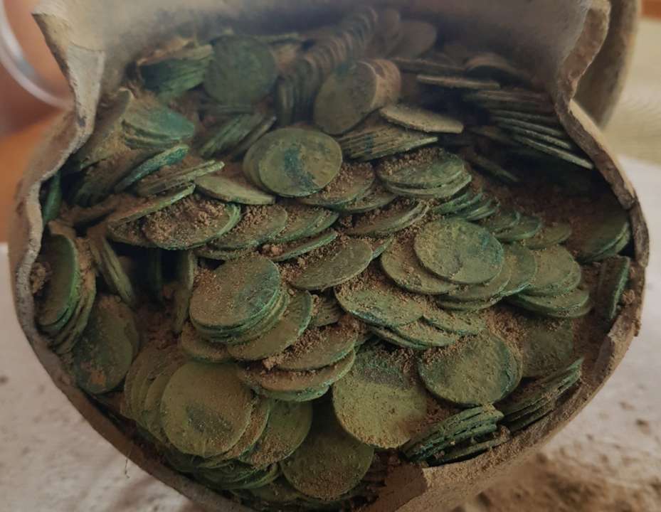 В Польше случайно нашли горшок с ценными монетами / Фото: heritagedaily.com Монеты