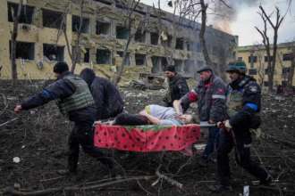 На фото зображено поранену вагітну дівчину На фото зображено поранену вагітну дівчину