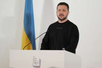 Зеленський хоче відкрити в Україні завод виробника британських танків / Фото: Getty Images В Україні може з'явитися завод виробника танків Challenger та гармат М777