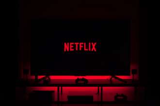 Жовтневі новинки від Netflix / Фото: Unsplash/Thibault Penin Жовтневі новинки від Netflix: коли чекати прем'єр