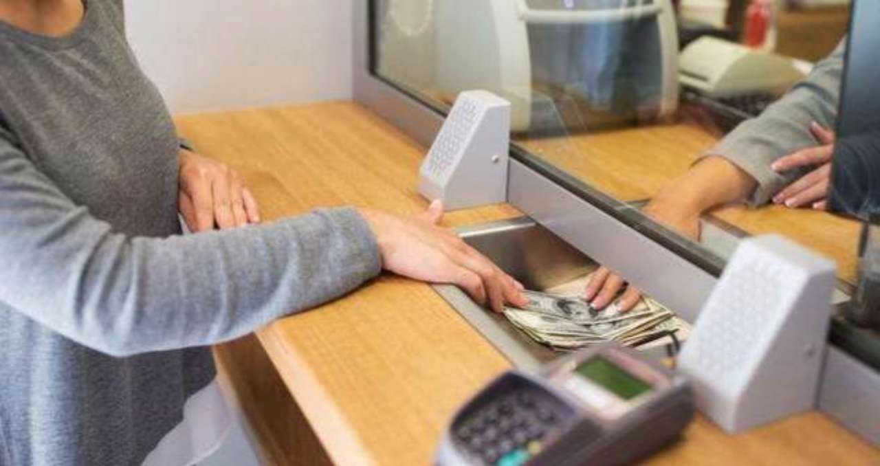 ПриватБанк в Донецкой области работает над обустройством рабочих мест в укрытиях/Фото: pro100media В Донецкой области ПриватБанк готовится работать во время тревоги: рабочие места будут в укрытиях