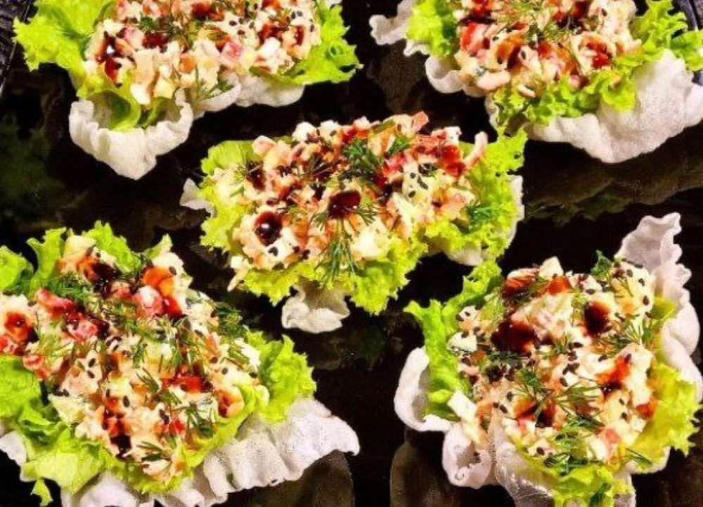 Фото: cookpad Закуска на новогодний стол: лодочки с крабовой начинкой и креветками
