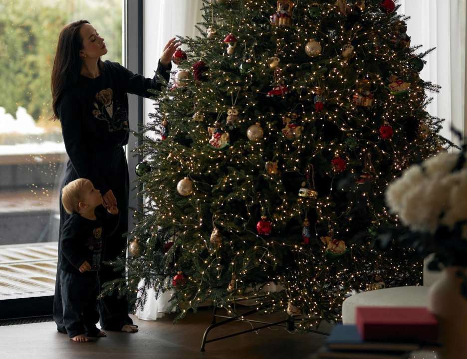 Таня Парфільєва із сином / Фото: instagram.com/tanyaparfileva Таня Парфільєва створила новорічну казку вдома: зіркове сімейство прикрашає ялинку