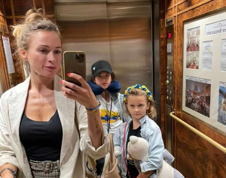 Російськомовна жінка вдарила маленьку українку в літаку/Фото: Roksolana Malyy Жінка з дітьми