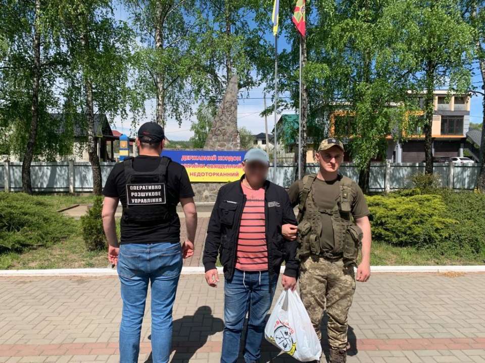 Походження такої кількості російських грошей херсонець пояснив тим, що під час окупації міста він працював зварювальником Походження такої кількості російських грошей херсонець пояснив тим, що під час окупації міста він працював зварювальником