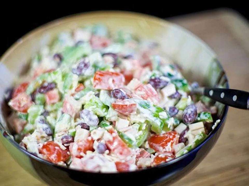 Вкусный салат "Лакомка"/Фото: ukr.media Оливье для ленивых: как за 5 минут приготовить вкусный салат "Лакомка"