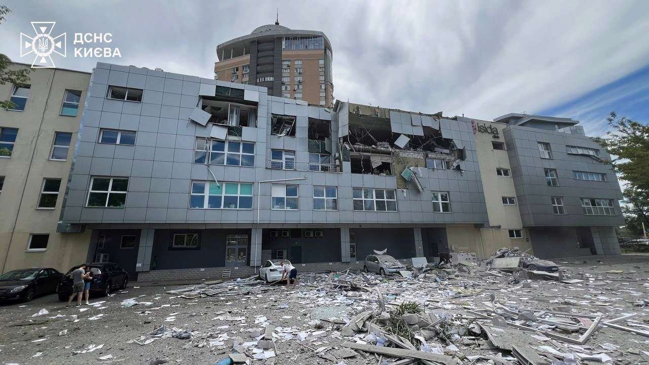 В результате повторного удара по столице поврежден медицинский центр: есть погибшие и раненые