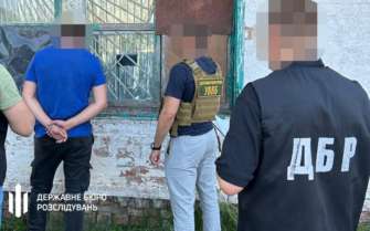 ДБР викрило сумського правоохоронця, який продавав дані про блокпости та паролі мешканцям прикордоння / Фото: ДБР ДБР викрило сумського правоохоронця, який продавав дані про блокпости та паролі мешканцям прикордоння / Фото: ДБР
