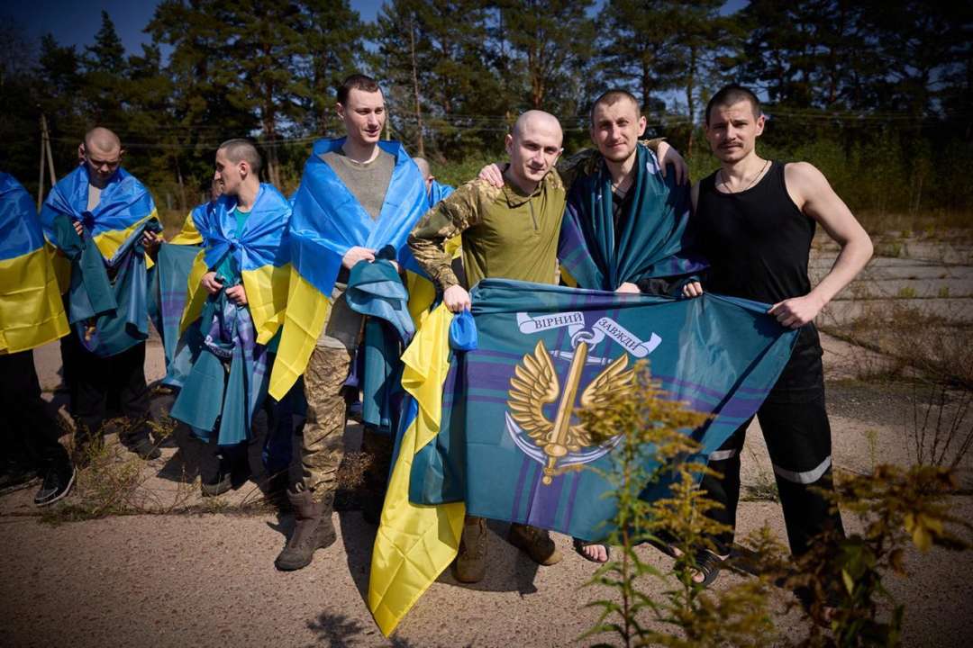 Як правильно комунікувати зі звільненими з полону/Фото: V_Zelenskiy_official Як правильно комунікувати зі звільненими з полону: поради МВС