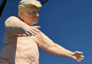 Вблизи Лас-Вегаса появилась гигантская статуя голого Дональда Трампа/Фото: Х Вблизи Лас-Вегаса висит 13-метровый голый Трамп