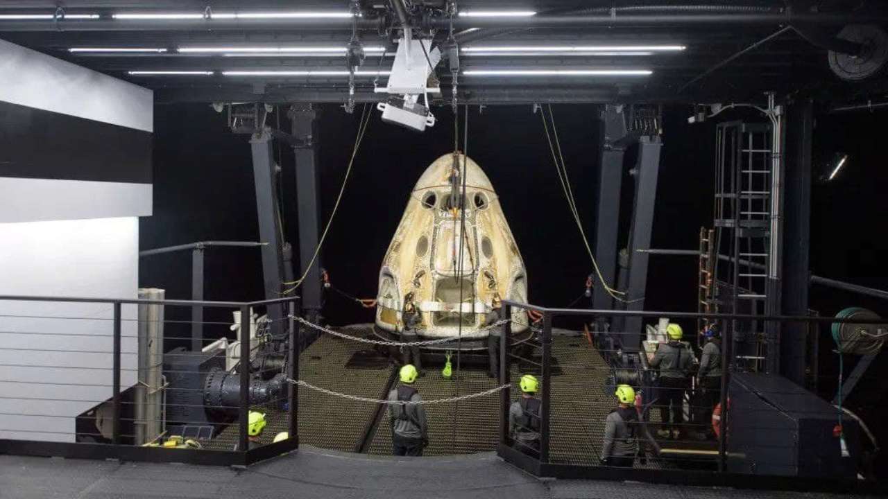Групи підтримки працюють навколо космічного корабля SpaceX Crew Dragon Resilience