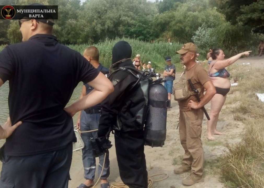В Киеве женщина несколько часов наблюдала за водолазами, которые искали её в реке