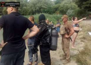 Фото: Муніципальна варта Києва (Facebook) У Києві жінка кілька годин спостерігала за водолазами, які шукали її в річці