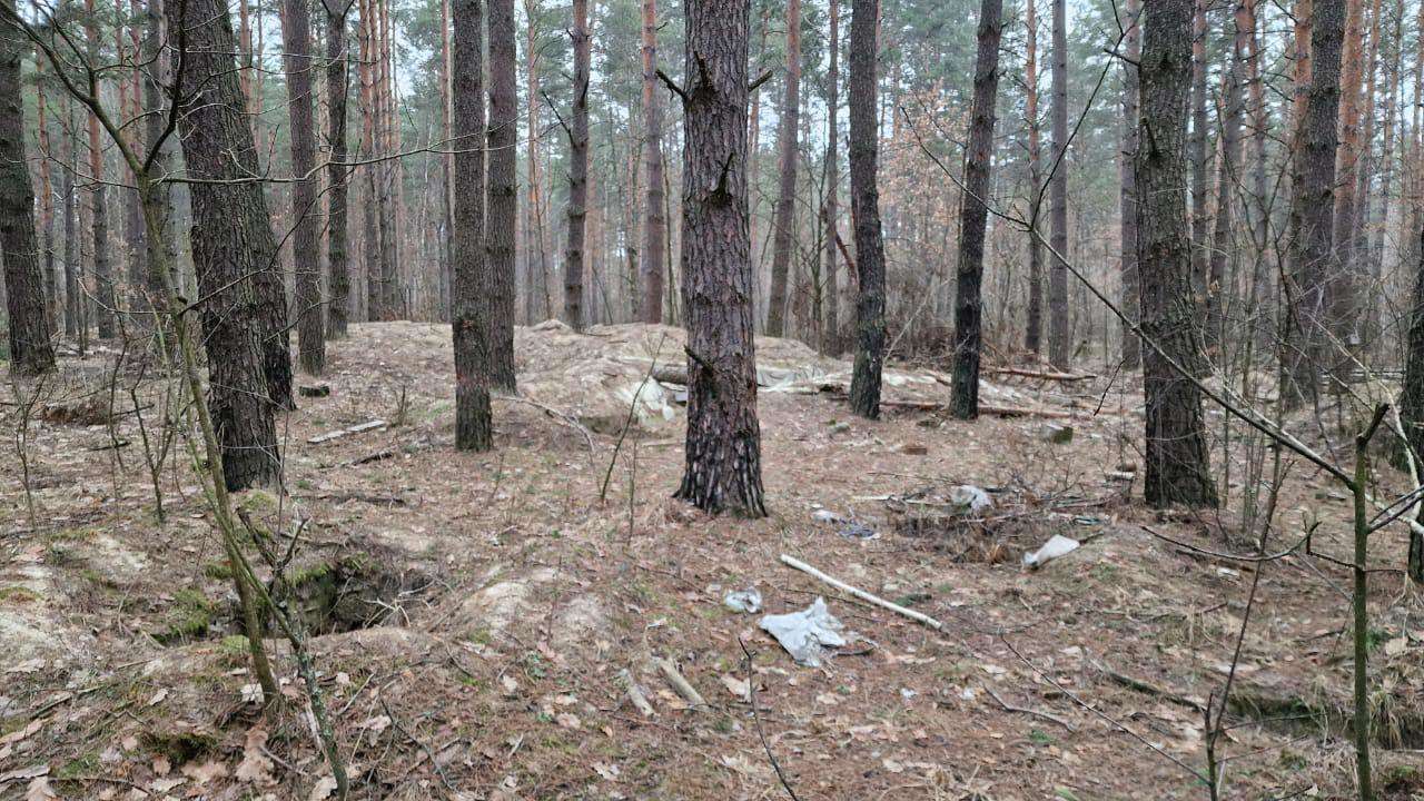 На Київщині у російському бліндажі знайшли викрадений ноутбук місцевого мешканця/Фото: Добровольці Бучі/Facebook Добровольці Бучі знайшли у бліндажі окупантів викрадений ноутбук: як повертали власнику