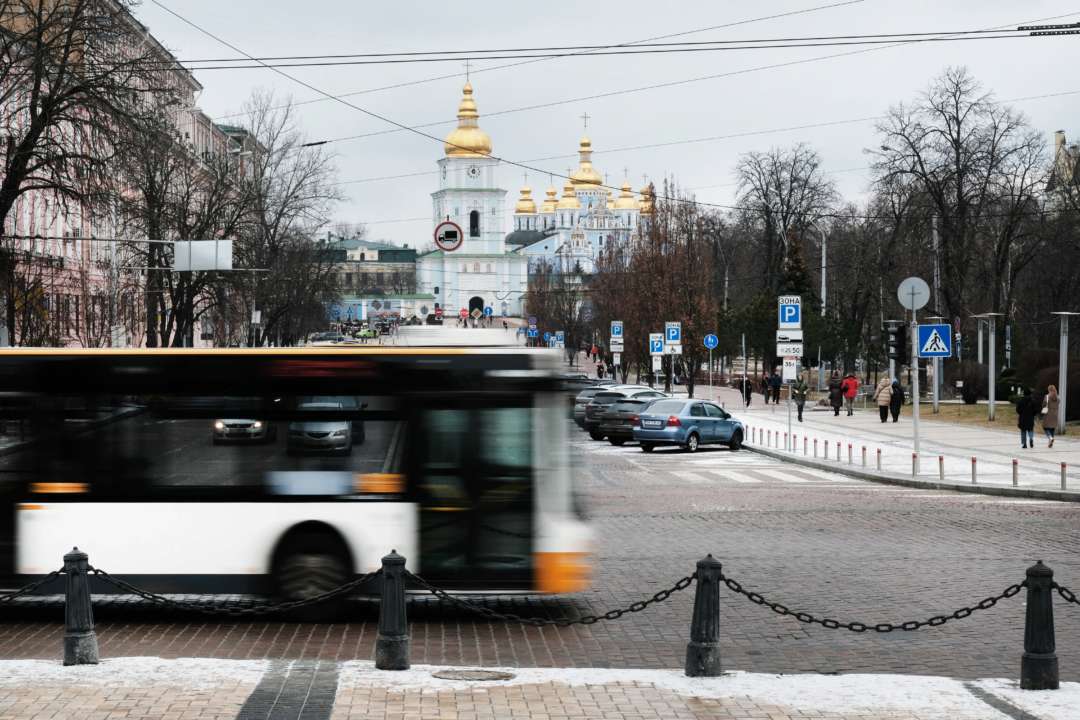 Полиция будет останавливать киевский транспорт / Фото: Getty Images Если не водитель, то полиция: в Киеве во время тревоги будут останавливать транспорт
