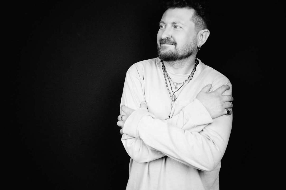 Саша Чемеров раскрывает правду о токсичных отношениях в новой песне "Мовчи"