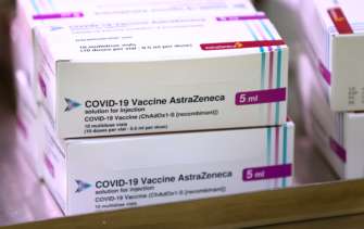 Фото: Getty Images Европейский медицинский регулятор заявил, что вакцина AstraZeneca имеет связь с образованием тромбов