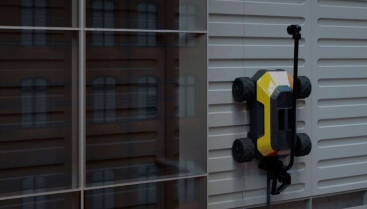 У Британії розробили робота, що переміщається по стінах/ Фото: Hausbot / SWNS Робот