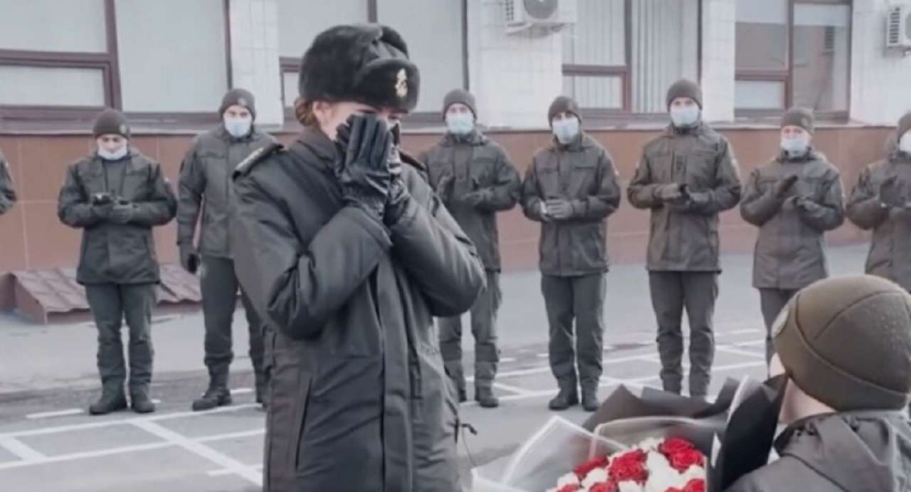 Нацгвардієць покликав кохану заміж на очах у сотні товаришів по службі