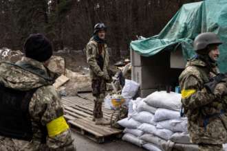 Як розпізнати російського окупанта з жовтою стрічкою/Фото: Getty Images Як розпізнати російського окупанта з жовтою стрічкою