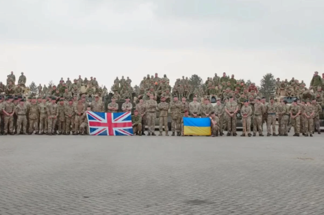 Міноборони Великої Британії показало, як проходить навчання українських бійців/Скриншот з відео У Міноборони Британії показали, як навчають українських бійців