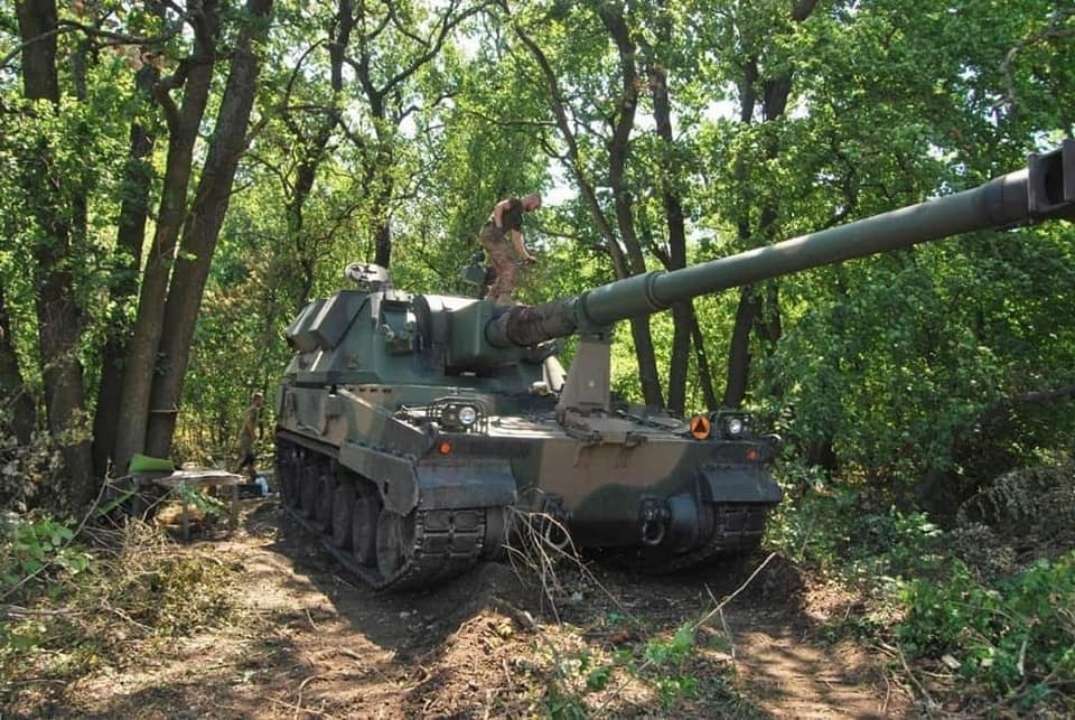 Военные на украинской самоходной гаубице