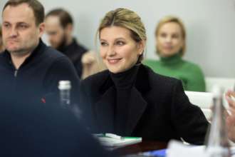 Олена Зеленська відвідала Бучу в кежуал-образі / Фото: Олена Зеленська Олена Зеленська відвідала Бучу: фото в новому образі