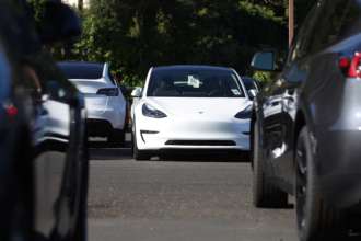 Tesla выиграла первый суд по делу об аварии из-за автопилота / Фото: Getty Images Tesla выиграла первый суд по делу о смертельной аварии с автопилотом
