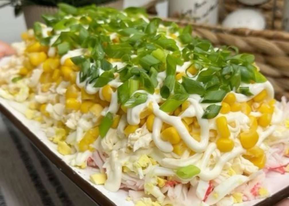 Салат з крабовими паличками і плавленим сиром/ Фото: Instagram Салат з крабовими паличками і плавленим сиром