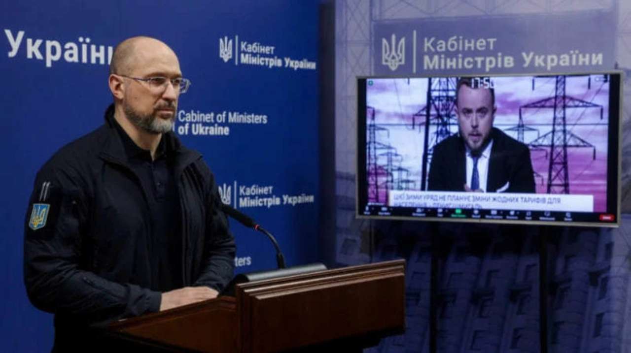 До кінця опалювального сезону комунальні тарифи залишаються незмінними — Шмигаль/Фото: kmu.gov.ua Шмигаль нагадав, який тариф на електроенергію для населення за кВт/год. та на газ за кубометр