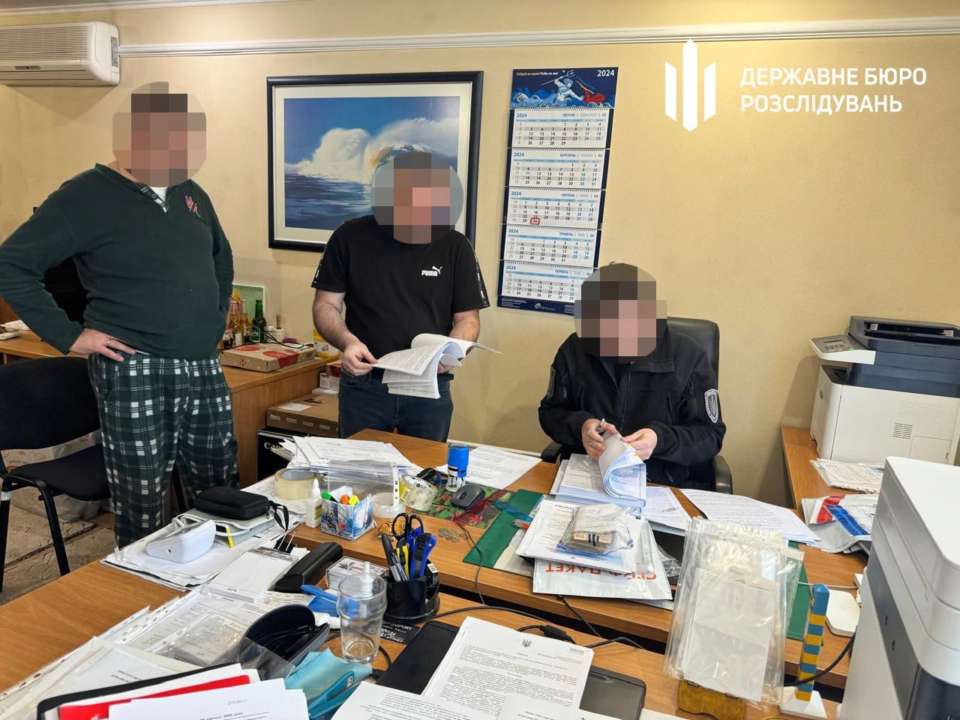 Руководителю госпредприятия в Мариуполе вручили подозрение: у него изъяли документы