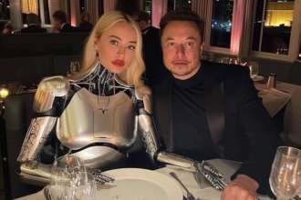 Ілон Маск сходив на побачення з дівчиною-роботом / Фото: Ілон Маск Ілон Маск сходив на побачення з дівчиною-роботом, яку створив сам