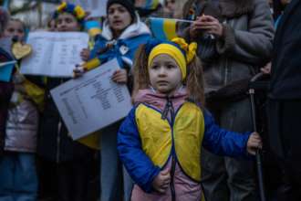 Каждый пятый ребенок в Украине потерял близкого во время полномасштабной войны / Фото: Carl Court/Getty Images По данным ЮНИСЕФ каждый пятый ребенок в Украине потерял близких во время полномасштабной войны