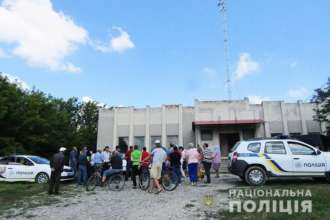Фото: Нацполиция В Хмельницкой области жители села решили собственноручно снести новую вышку связи