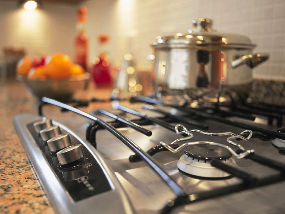 Чистим решетку кухонной плиты: лайфхак, который поможет отмыть плиту за 10 минут