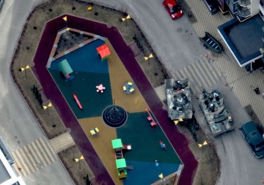 Танки на детской площадке в городе